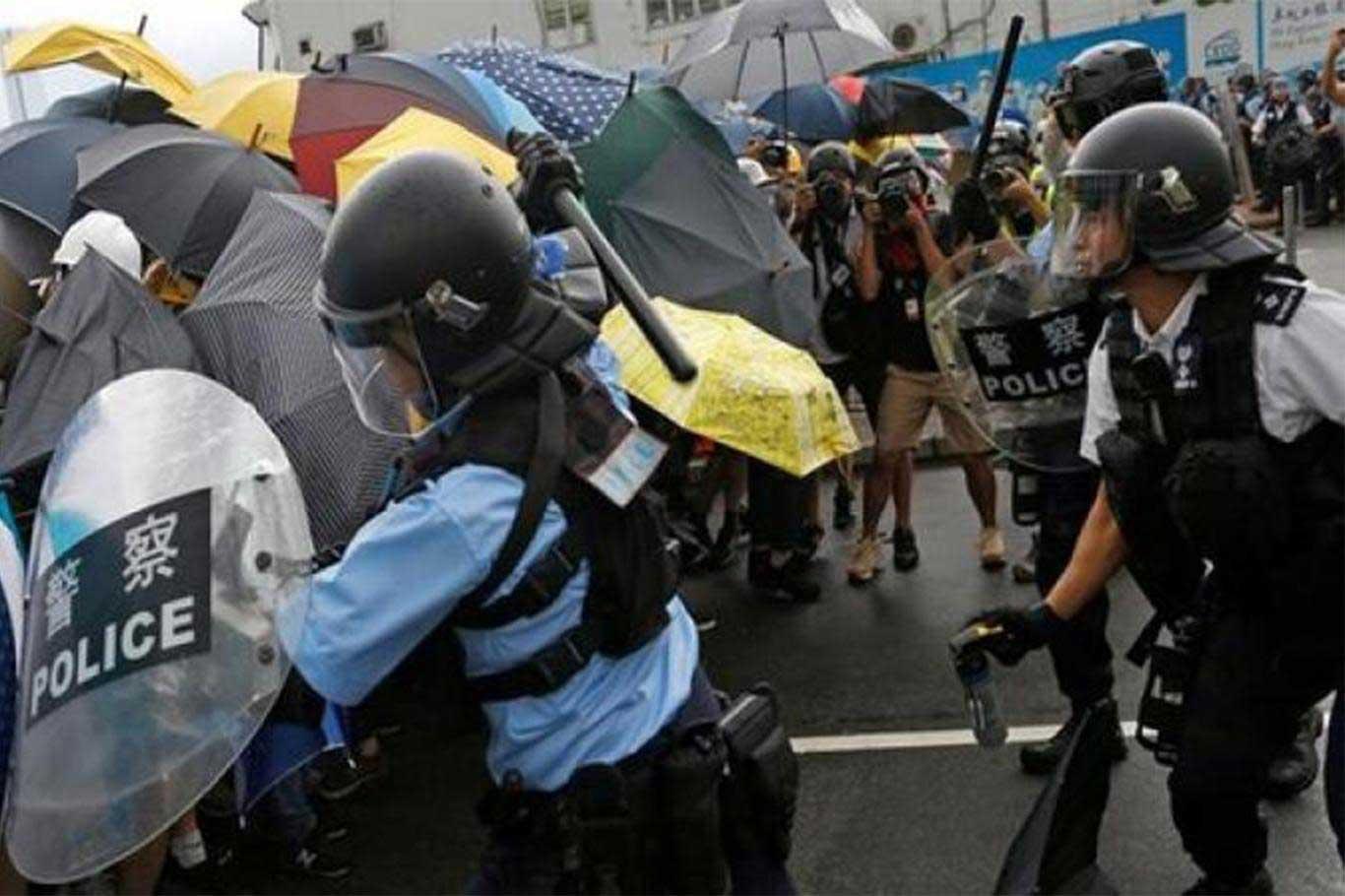 Hong Kong gösterilerinde şiddet tırmanıyor